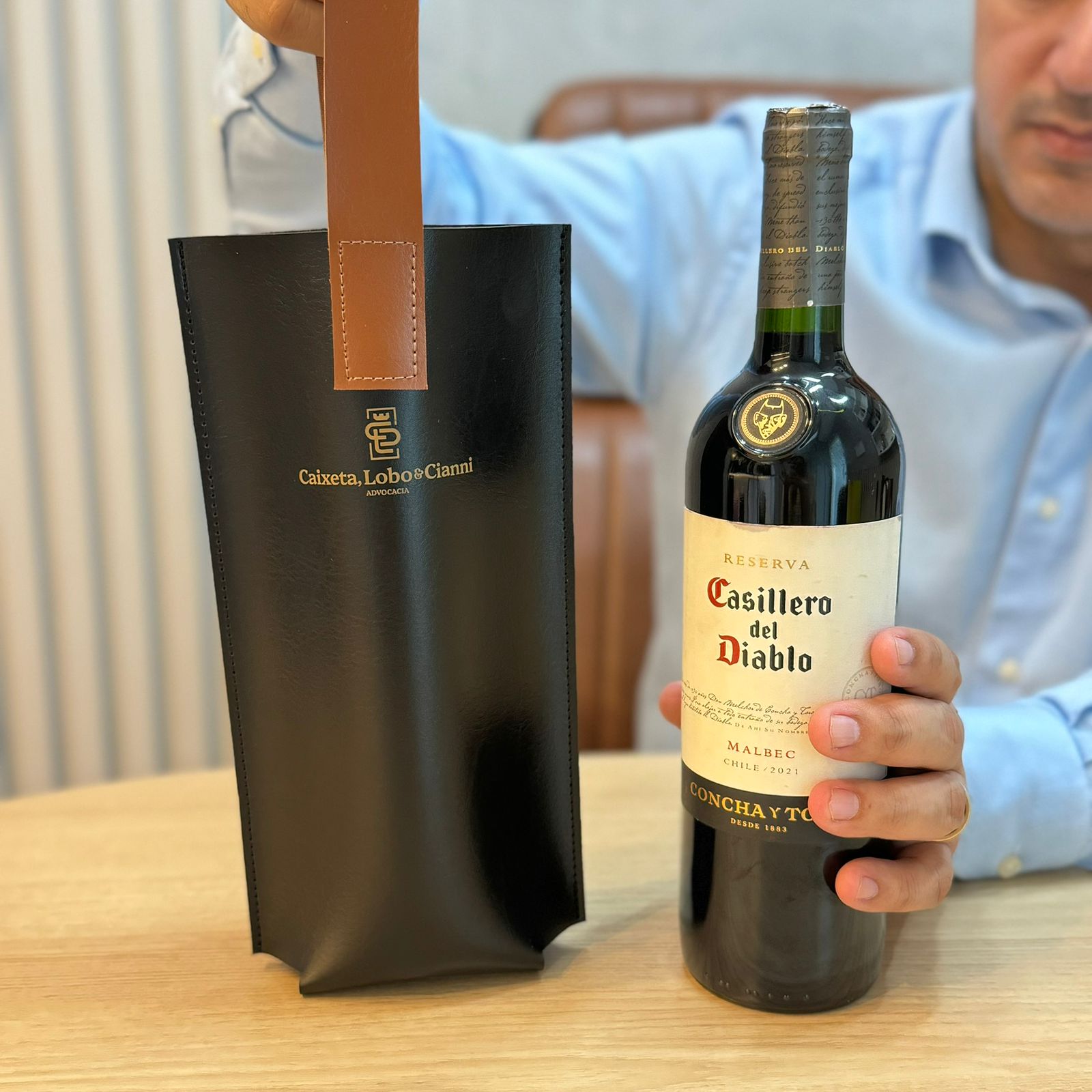 Porta Vinho com Alça